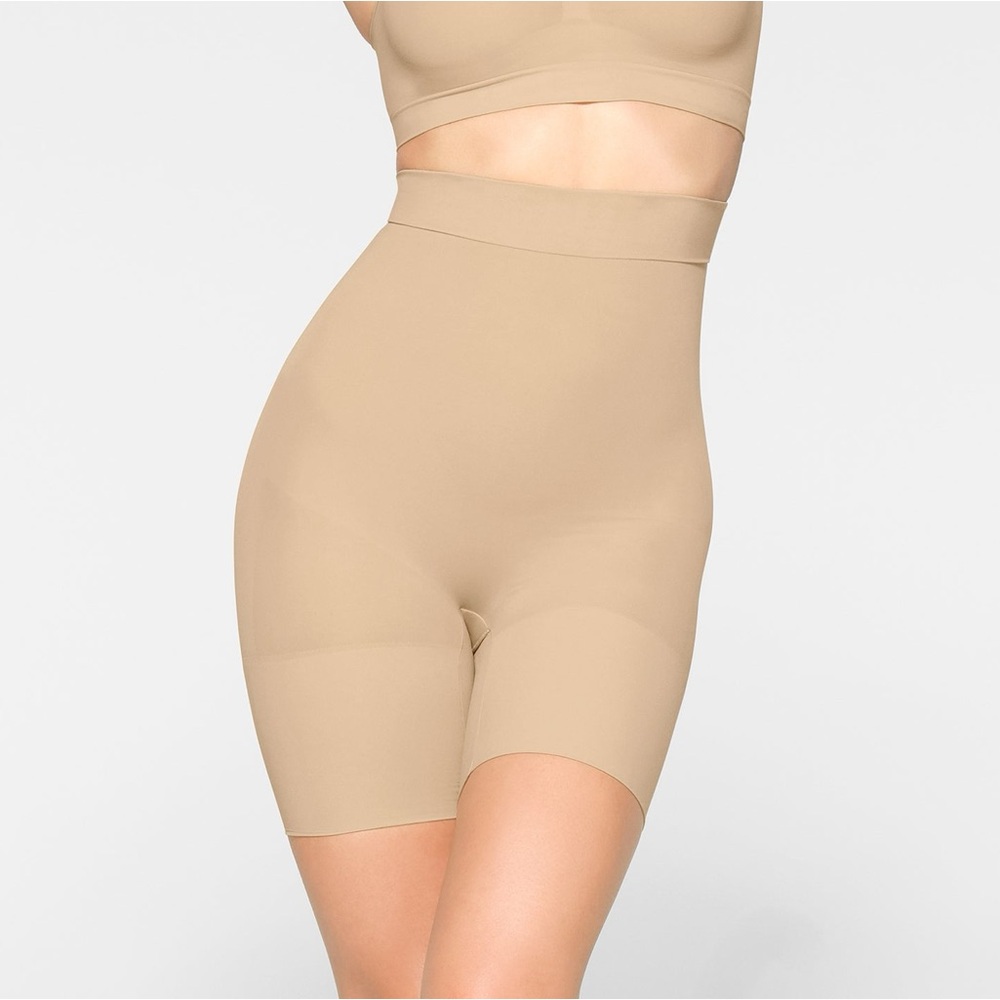 Skims High-Waisted Mid Thigh Short NWOT small/medium